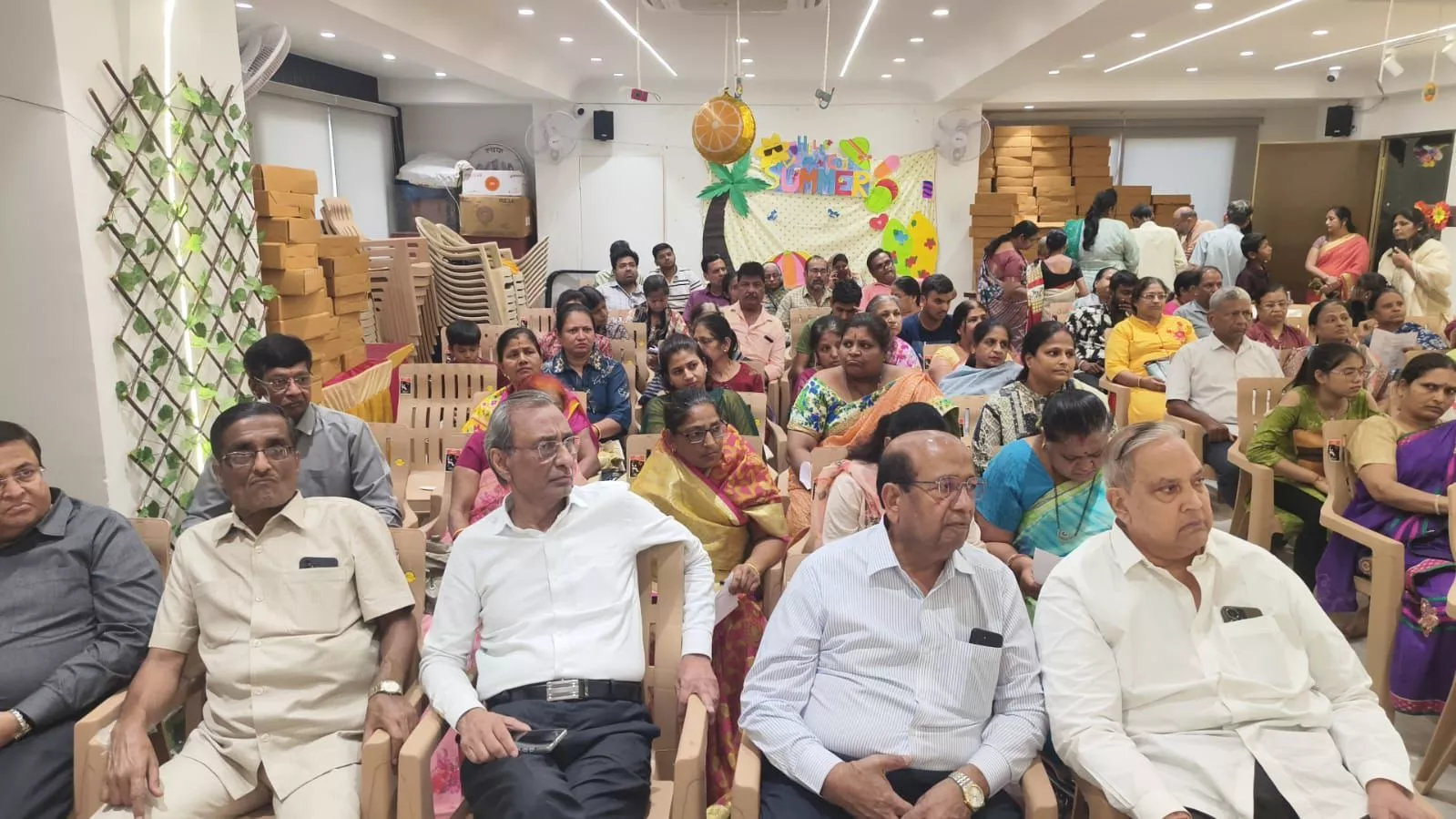 समाज के पदाधिकारी लाभार्थियों को कुकर देते हुए