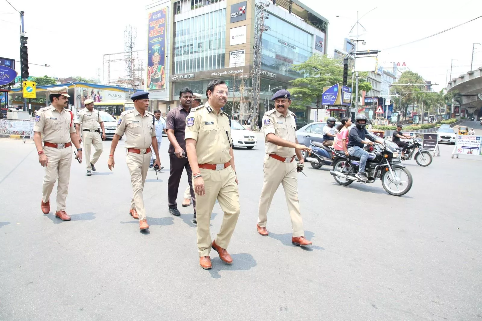 केबीआर पार्क के आसपास वन-वे ट्रायल चलाते हुए यातायात