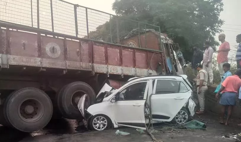 हाईवे पर खम्मम में कार और ट्रक की भयानक भिड़ंत