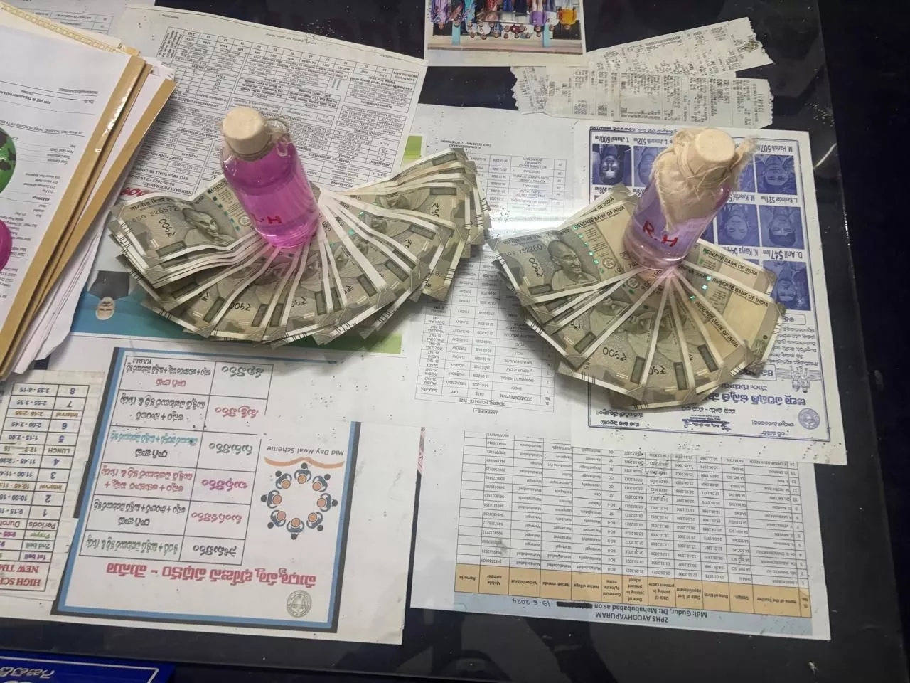 एसीबी द्वारा हेडमास्टर और स्कूल सहायक की गिरफ्तारी