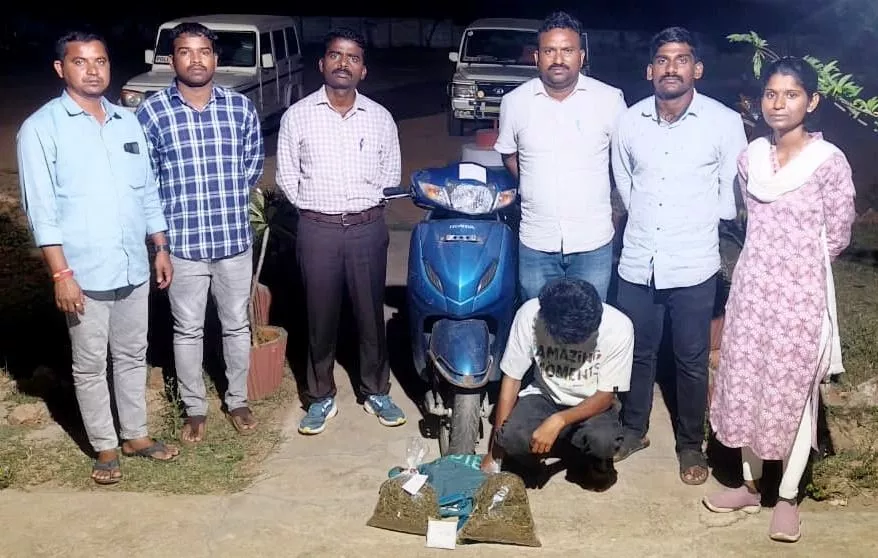 पुलिस द्वारा गांजा बरामद करते हुए आरोपी गिरफ्तार