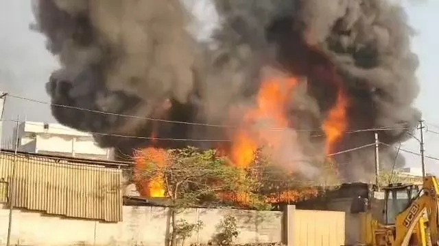 जेडिमेटला में केमिकल यूनिट से उठता घना धुआँ