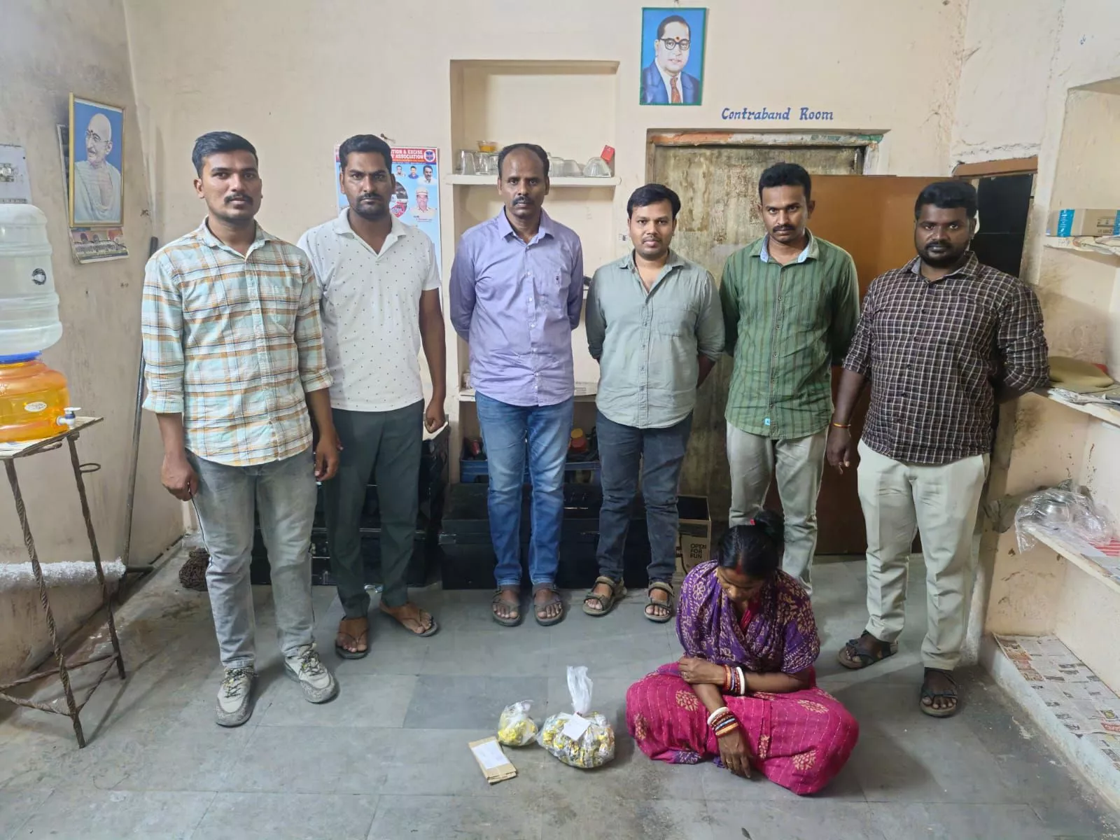 आबकारी टीम ने गांजा चॉकलेट के साथ महिला पकड़ी