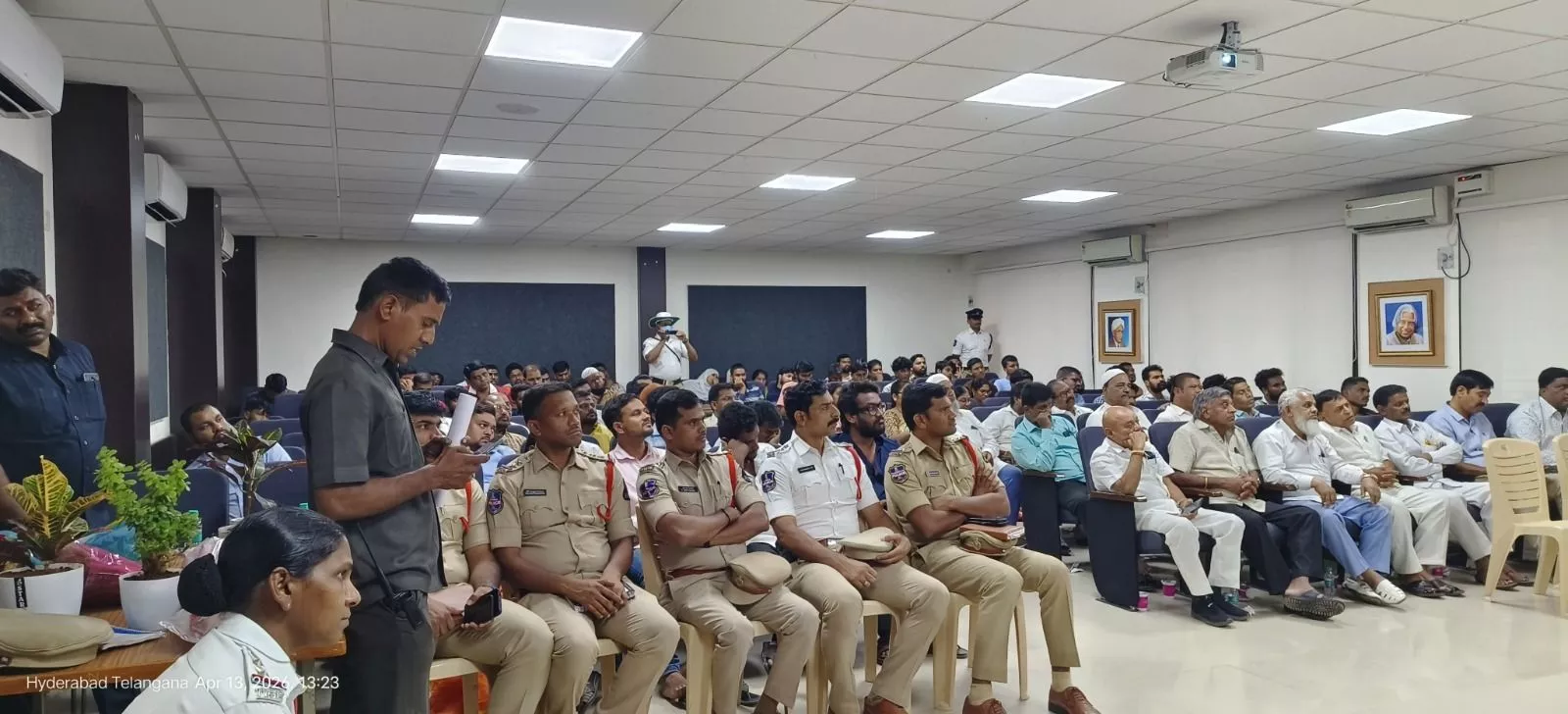 सड़क सुरक्षा अभियान में शपथ लेते पुलिस और नागरिक