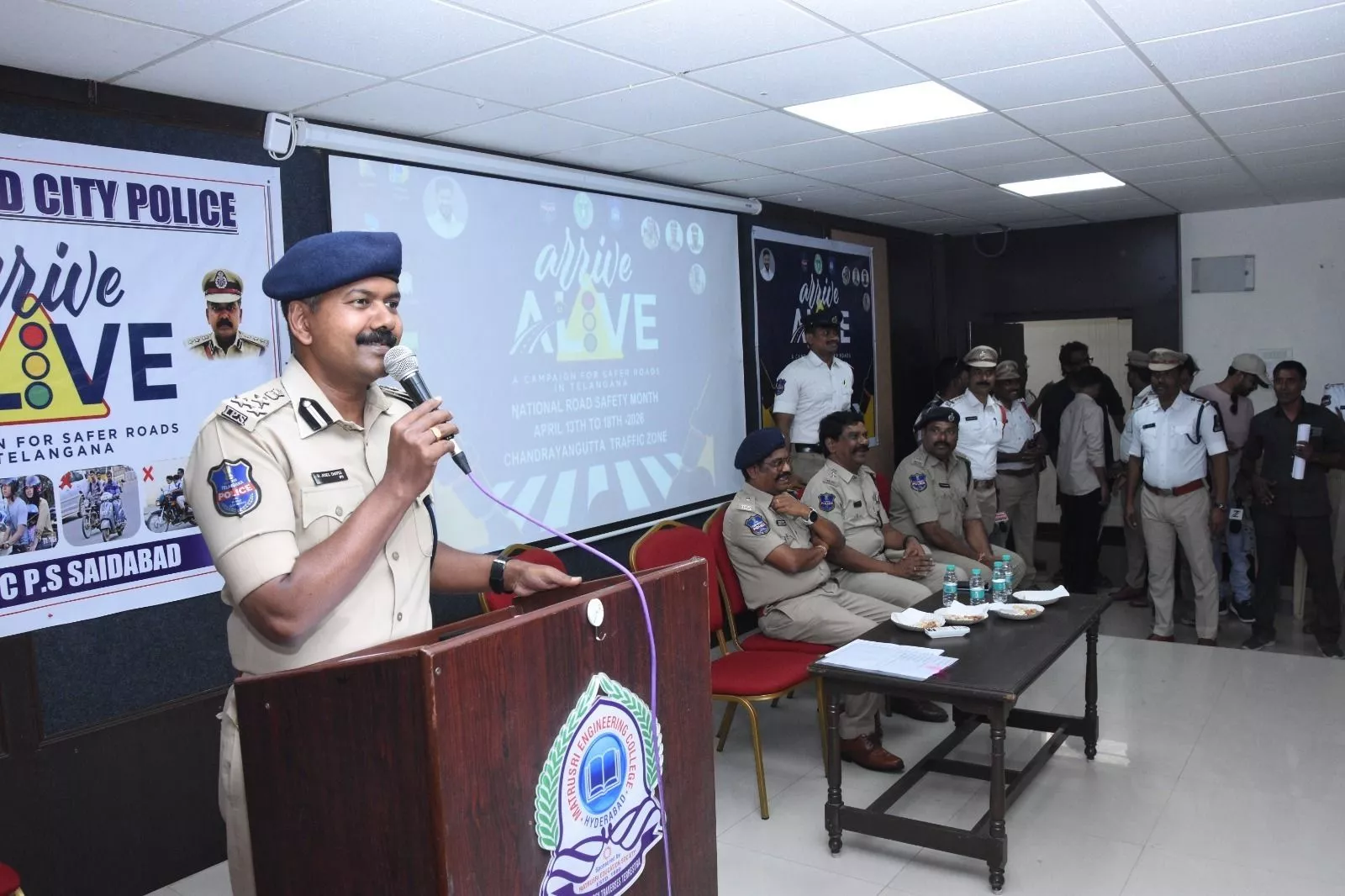 सड़क सुरक्षा अभियान में शपथ लेते पुलिस और नागरिक