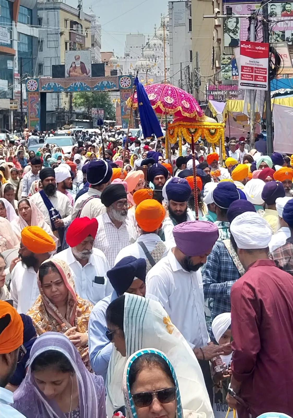 खालसा स्थापना दिवस पर नगर कीर्तन का दृश्य