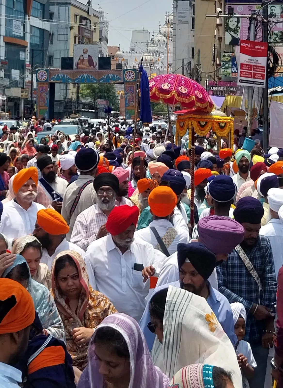 खालसा स्थापना दिवस पर नगर कीर्तन का दृश्य