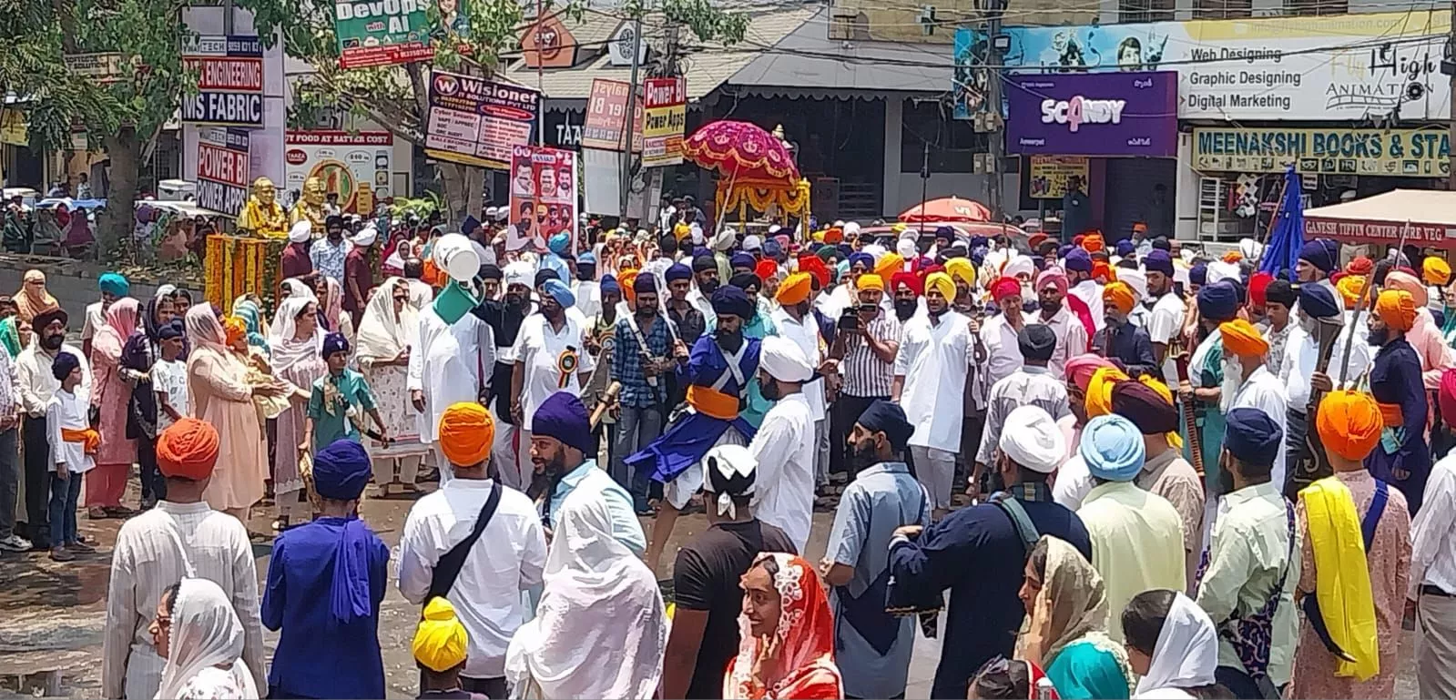 खालसा स्थापना दिवस पर नगर कीर्तन का दृश्य