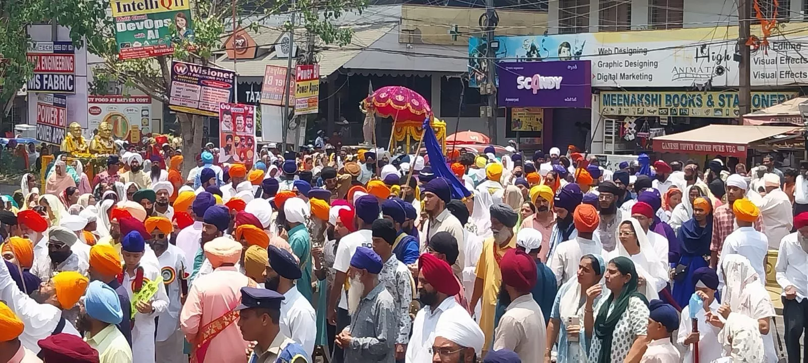 खालसा स्थापना दिवस पर नगर कीर्तन का दृश्य