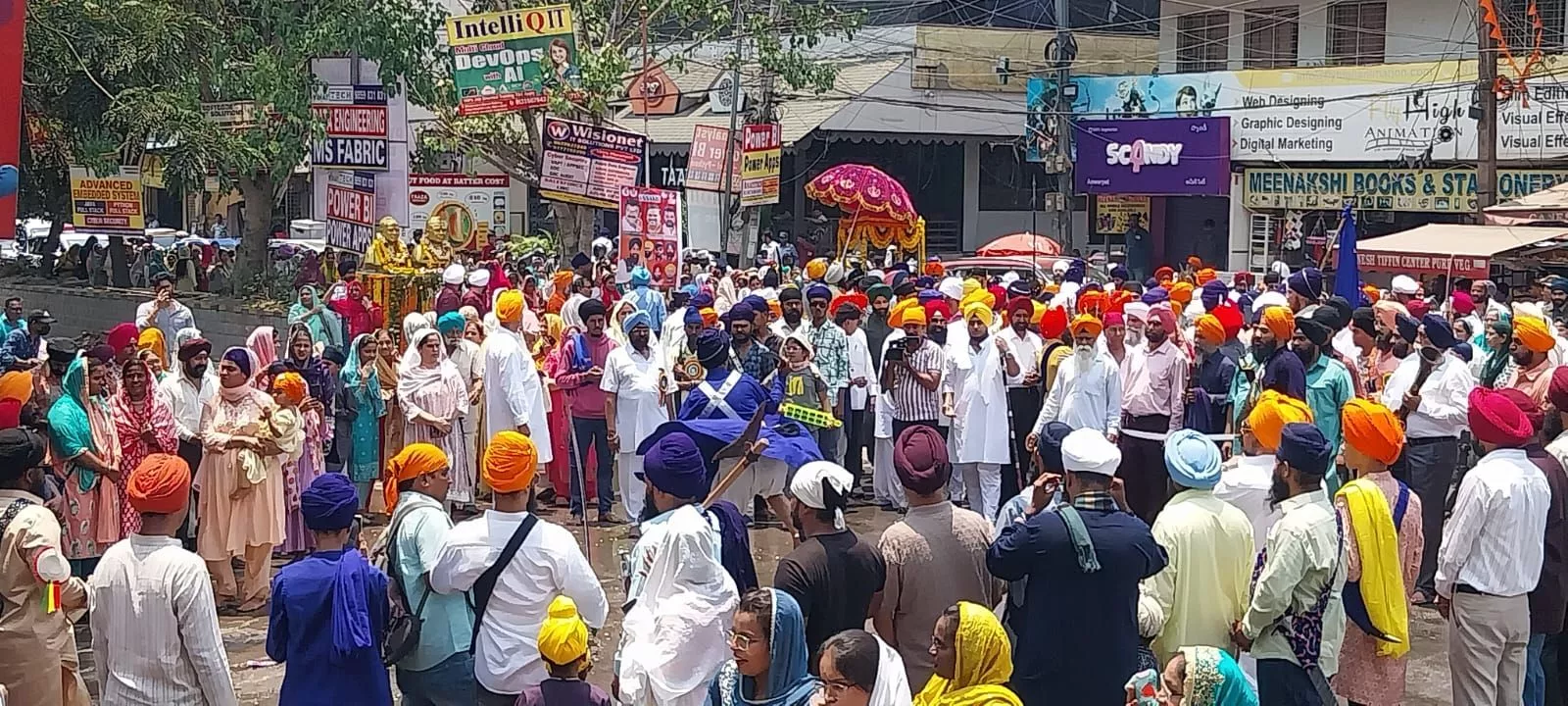 खालसा स्थापना दिवस पर नगर कीर्तन का दृश्य