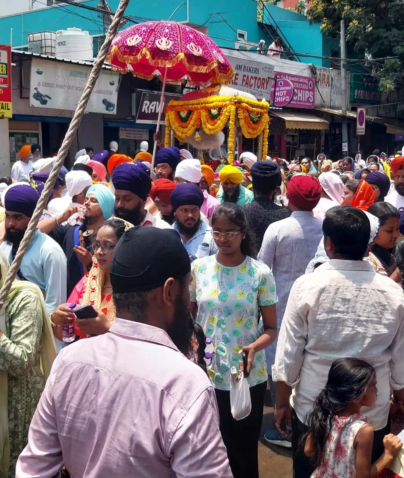 खालसा स्थापना दिवस पर नगर कीर्तन का दृश्य