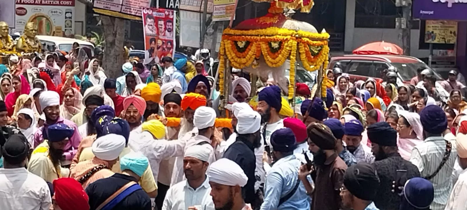 खालसा स्थापना दिवस पर नगर कीर्तन का दृश्य