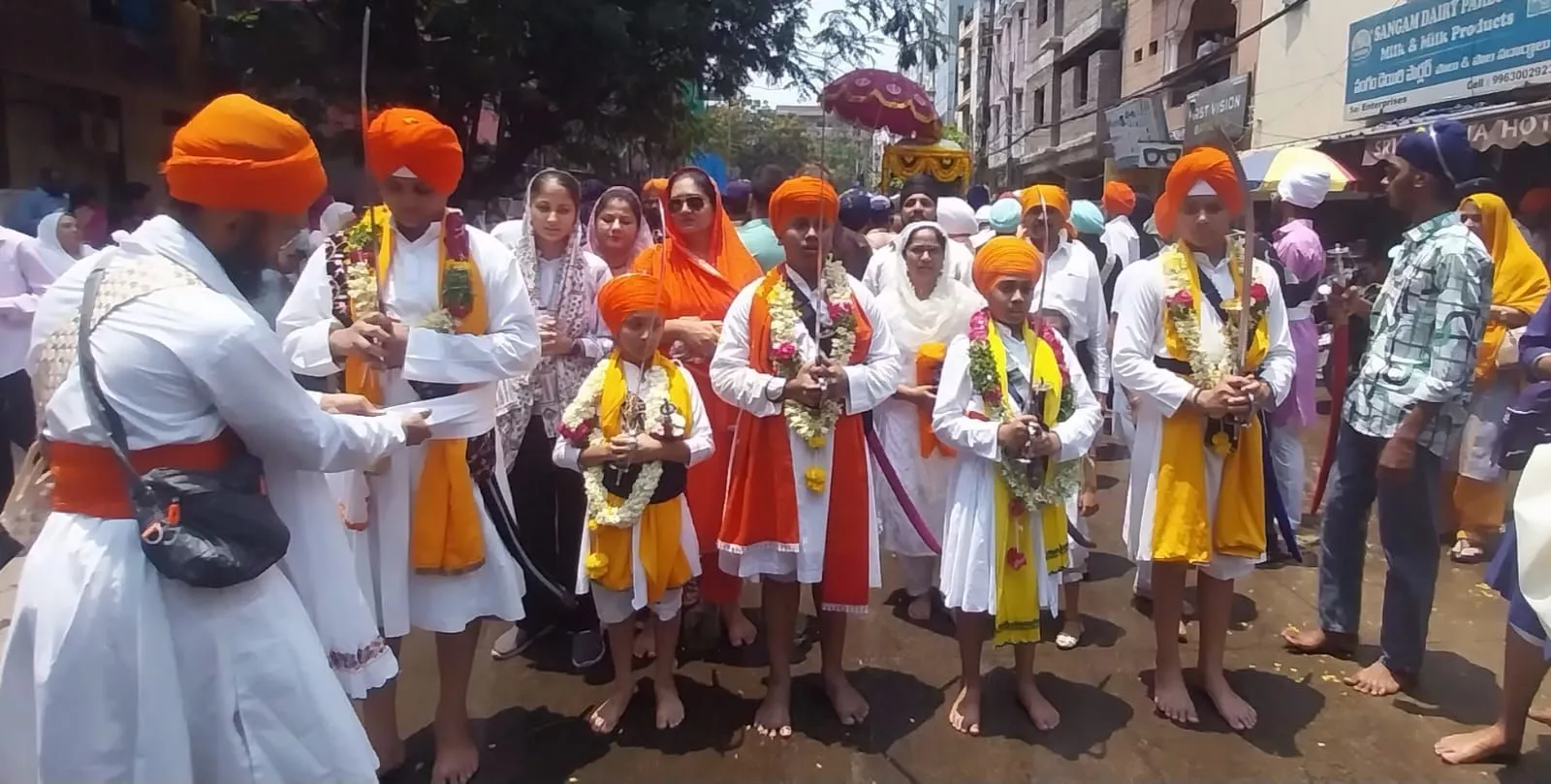 खालसा स्थापना दिवस पर नगर कीर्तन का दृश्य