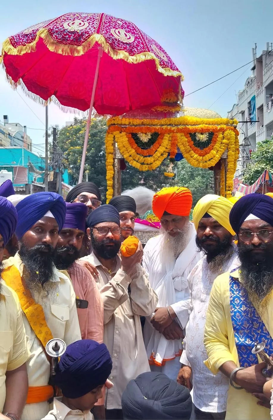 खालसा स्थापना दिवस पर नगर कीर्तन का दृश्य