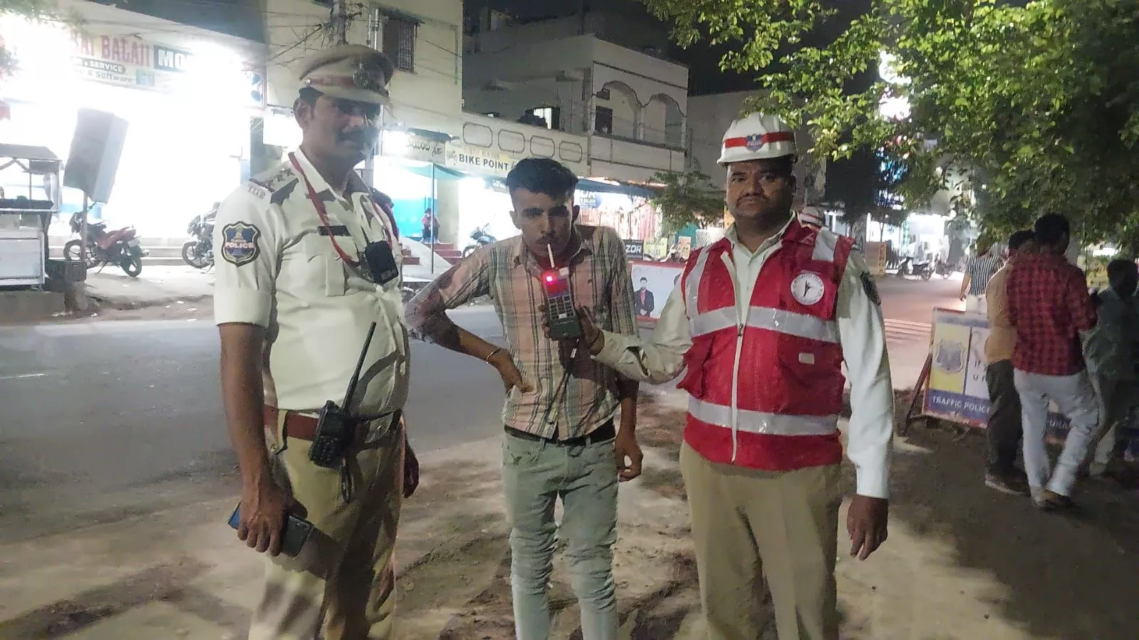 ट्रैफिक पुलिस द्वारा ड्रंक एंड ड्राइव कार्रवाई