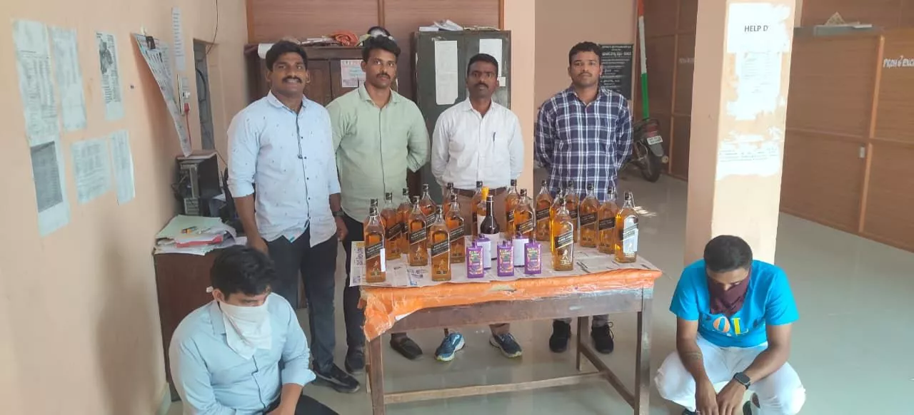 रिसॉर्ट में अवैध शराब बरामदगी का दृश्य