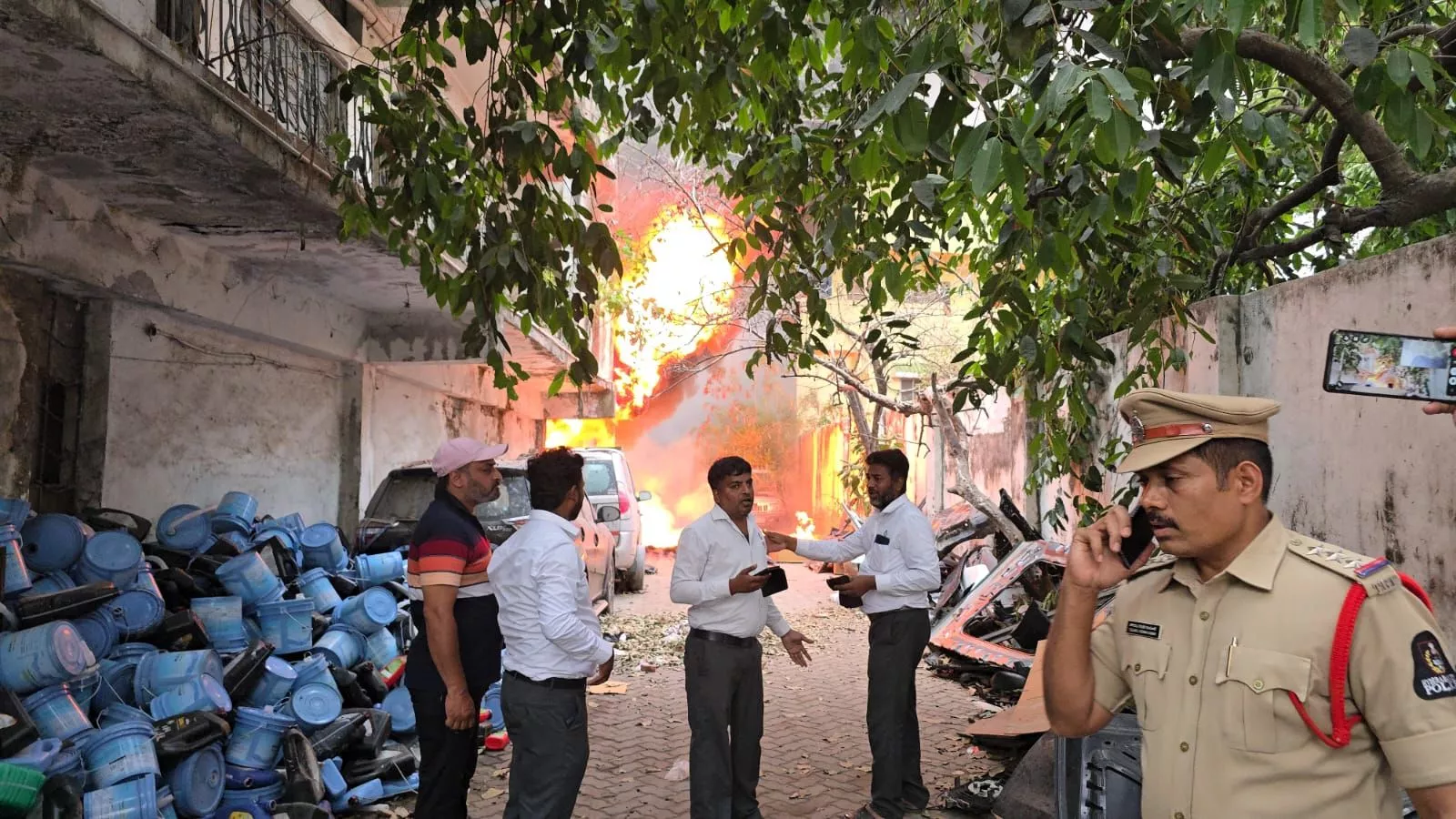 महिंद्रा सर्विस सेंटर में लगी भीषण आग