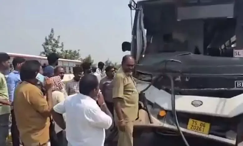 बस और लॉरी की टक्कर में कई यात्री घायल