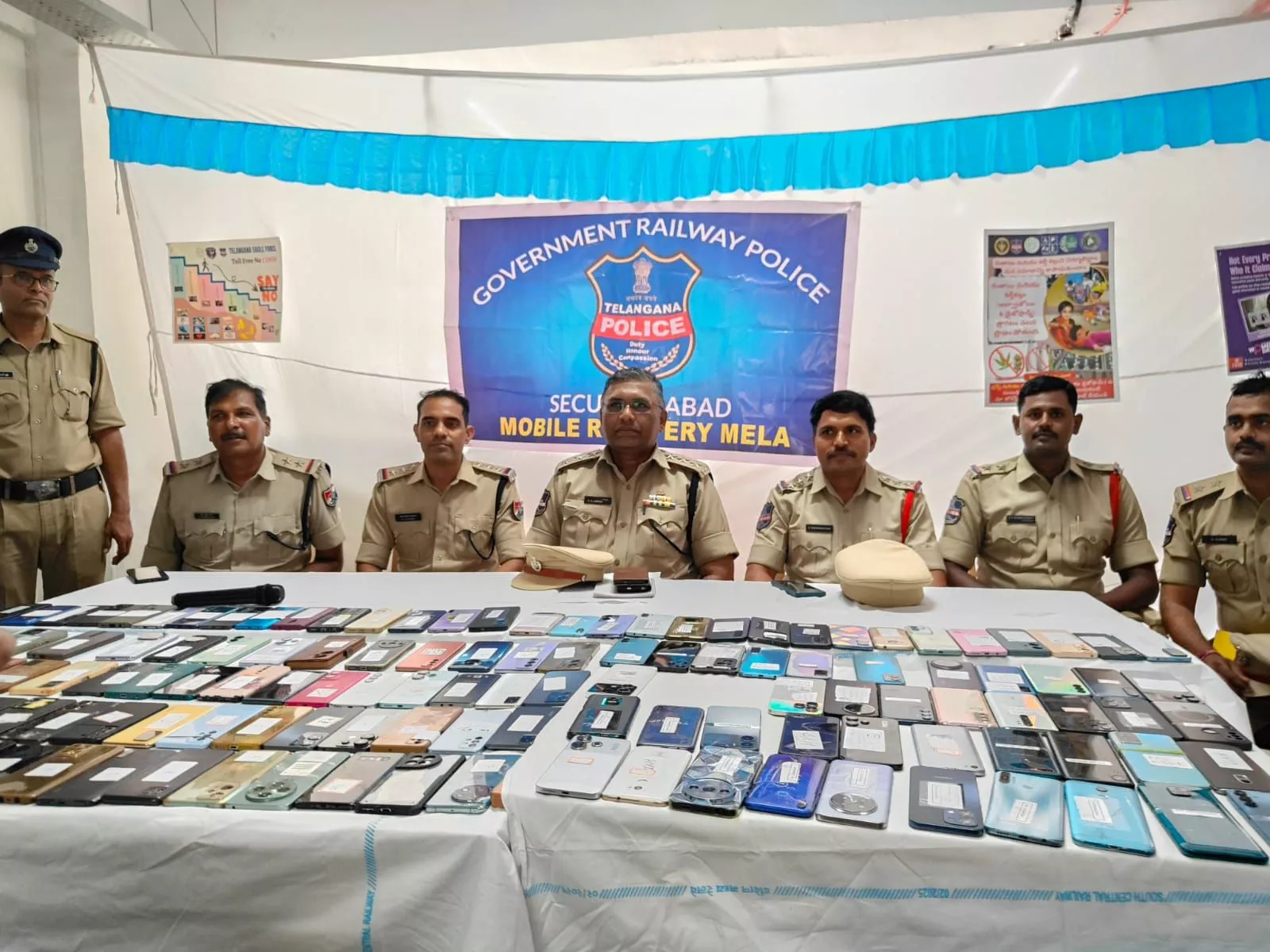 रेलवे पुलिस ने यात्रियों को लौटाए मोबाइल फोन