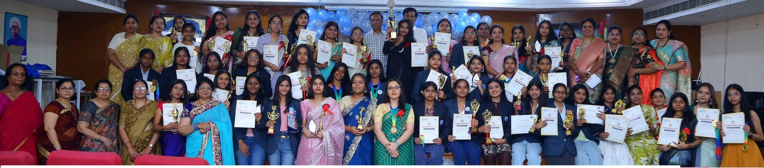 विदाई समारोह में छात्राओं का सम्मान