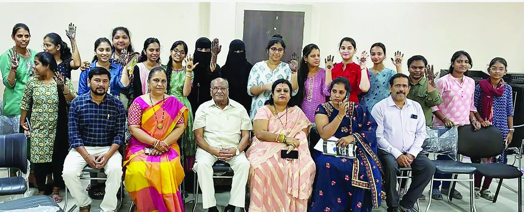 रजत जयंती प्रतियोगिताओं में विद्यार्थी पुरस्कार ग्रहण करते हुए