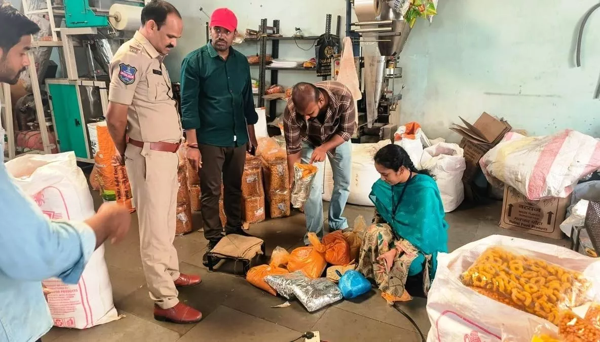 भोजनालयों में स्वच्छता और खाद्य सुरक्षा लागू करते अधिकारी