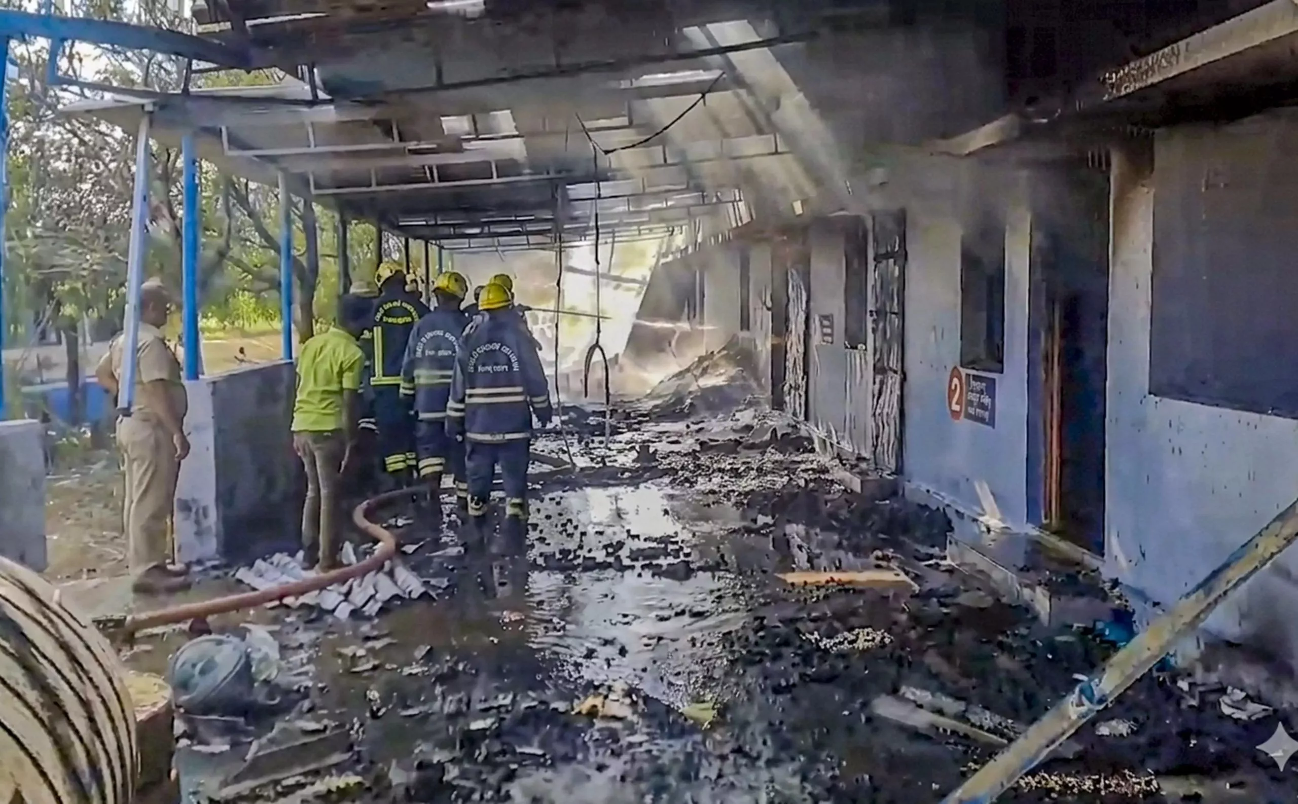 विस्फोट के बाद क्षतिग्रस्त पटाखा फैक्ट्री का दृश्य