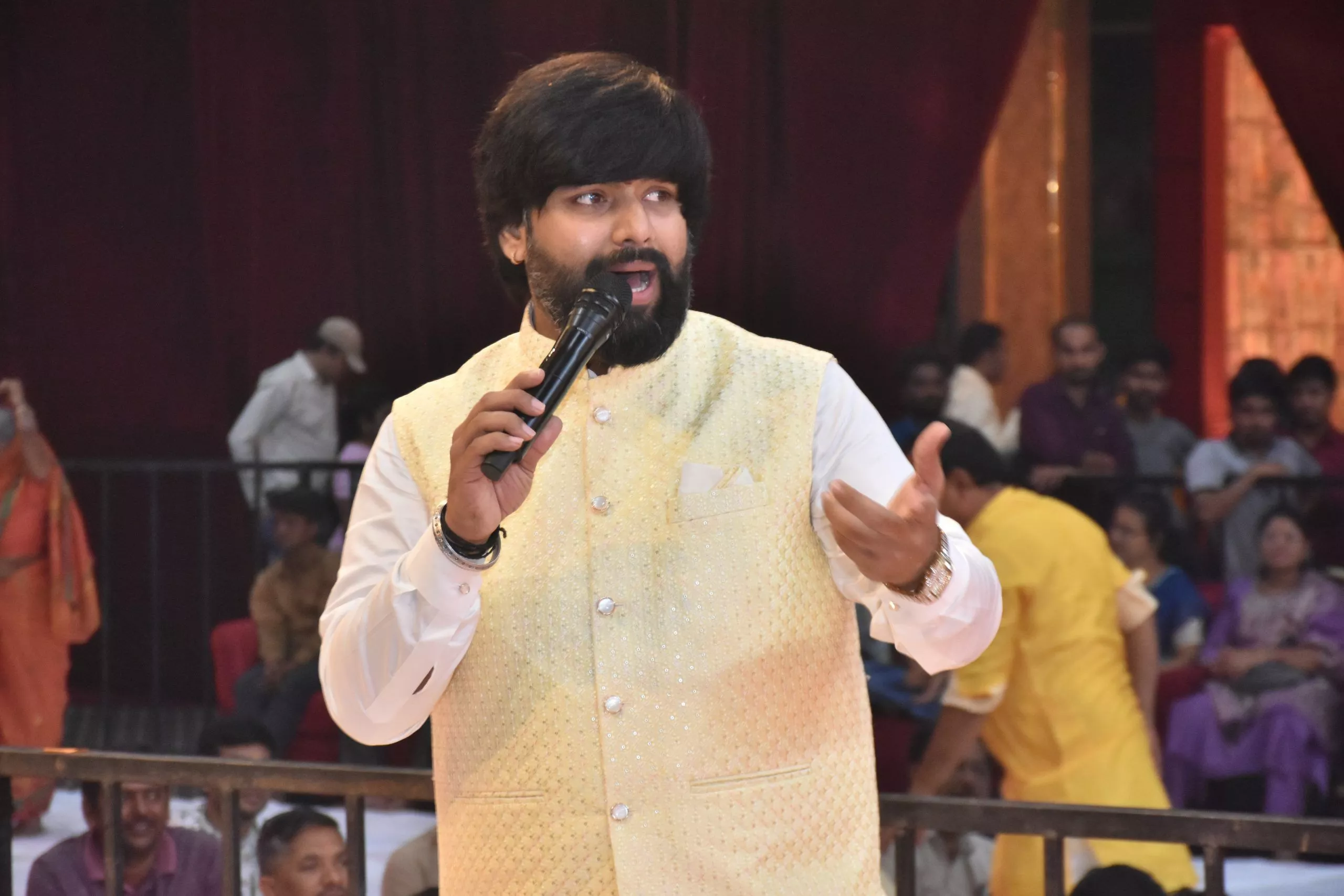 हनुमान जन्मोत्सव के जागरण में भजनों की प्रस्तुति