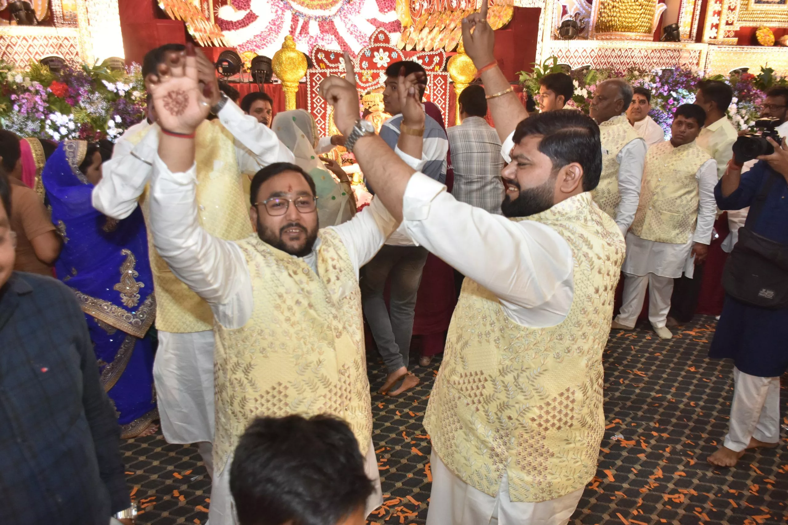 हनुमान जन्मोत्सव के जागरण में भजनों की प्रस्तुति