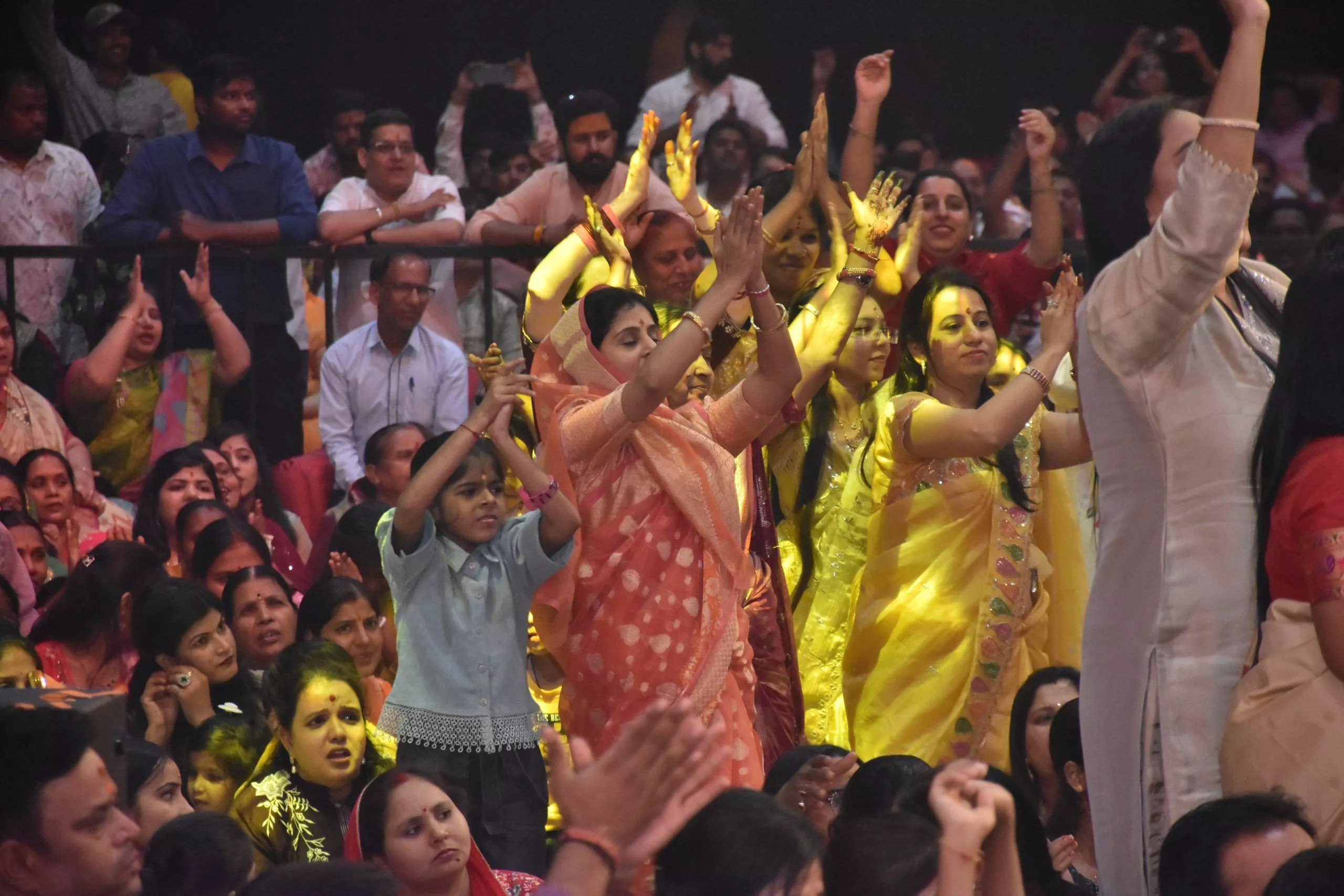 हनुमान जन्मोत्सव के जागरण में भजनों की प्रस्तुति