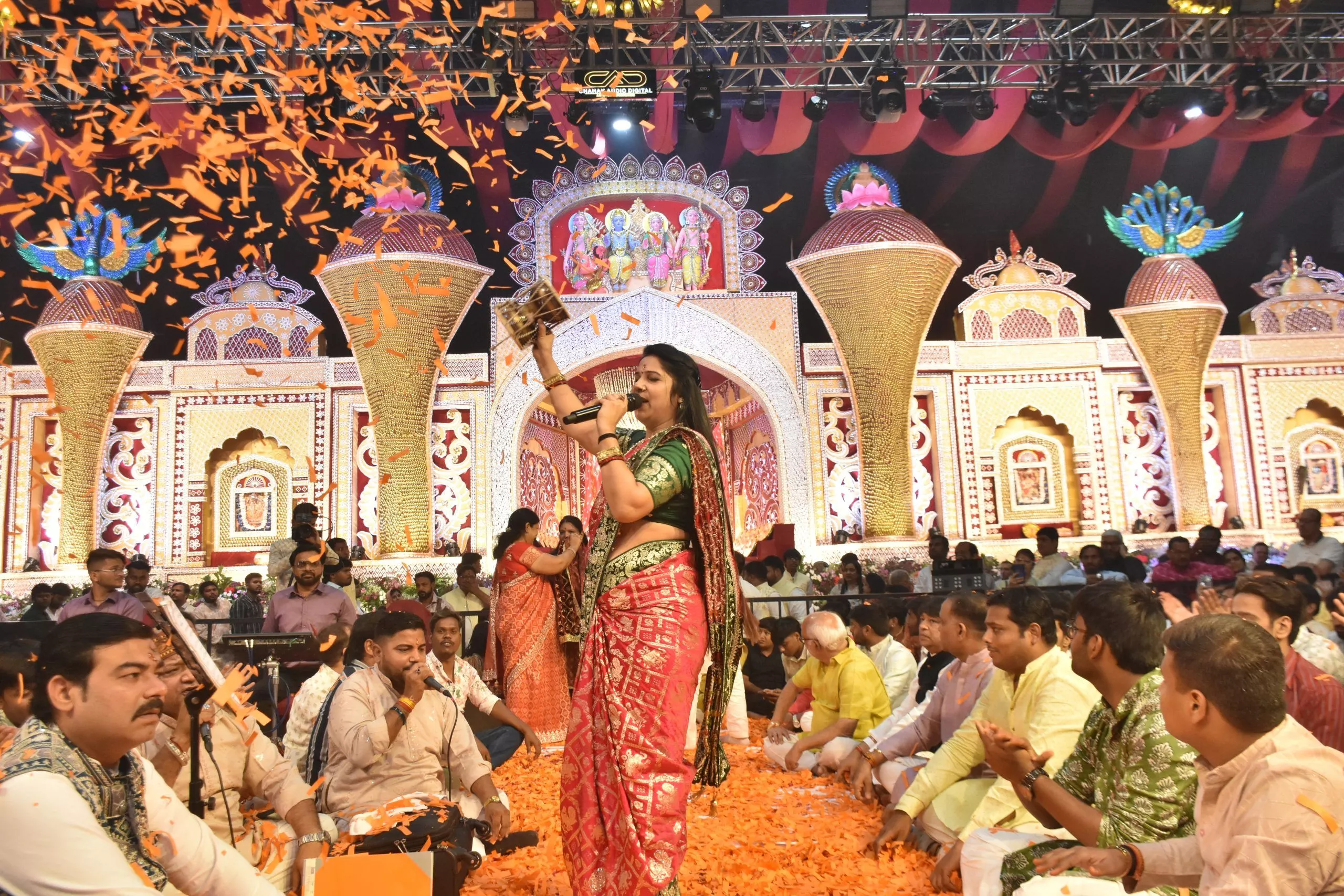 हनुमान जन्मोत्सव के जागरण में भजनों की प्रस्तुति