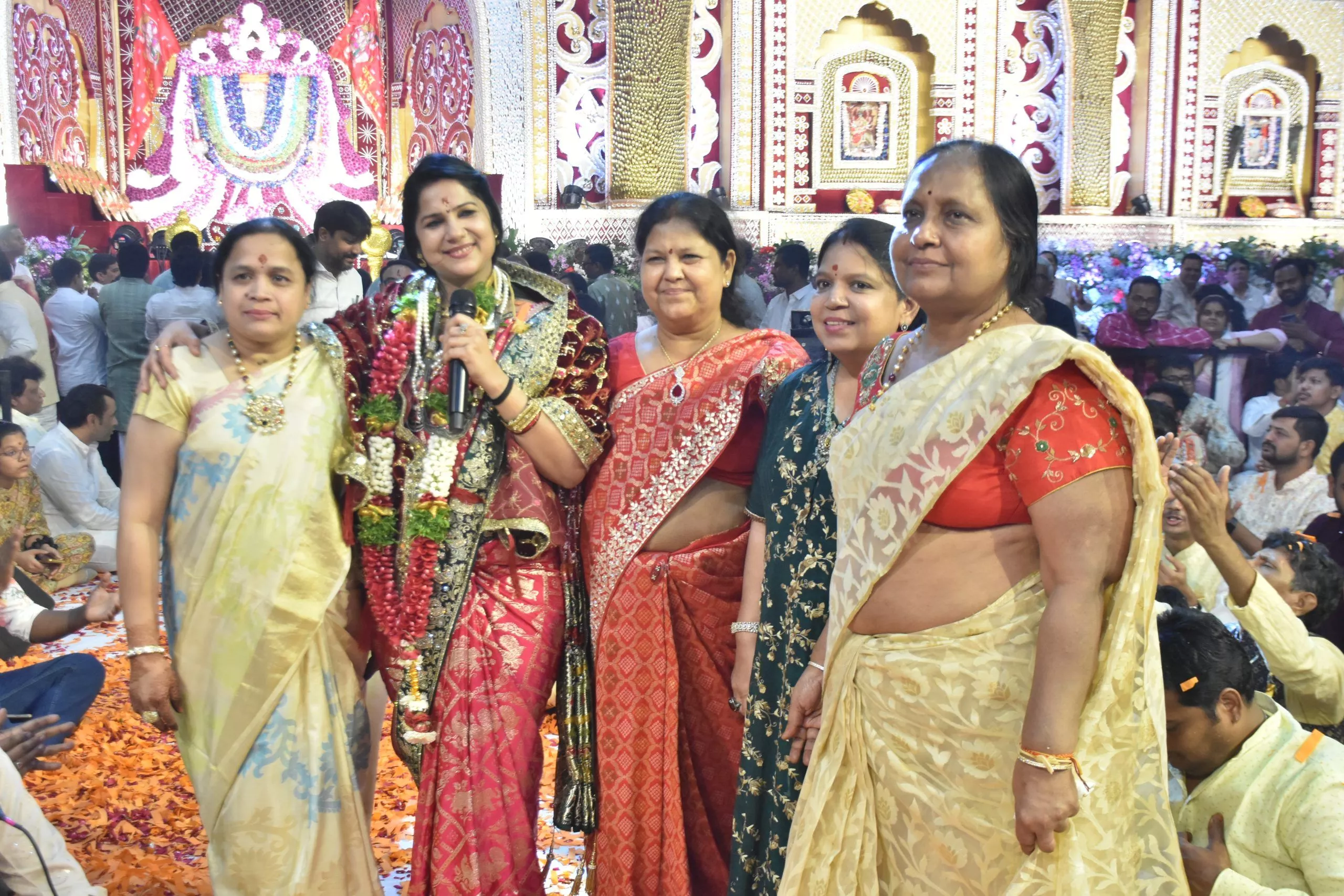 हनुमान जन्मोत्सव के जागरण में भजनों की प्रस्तुति