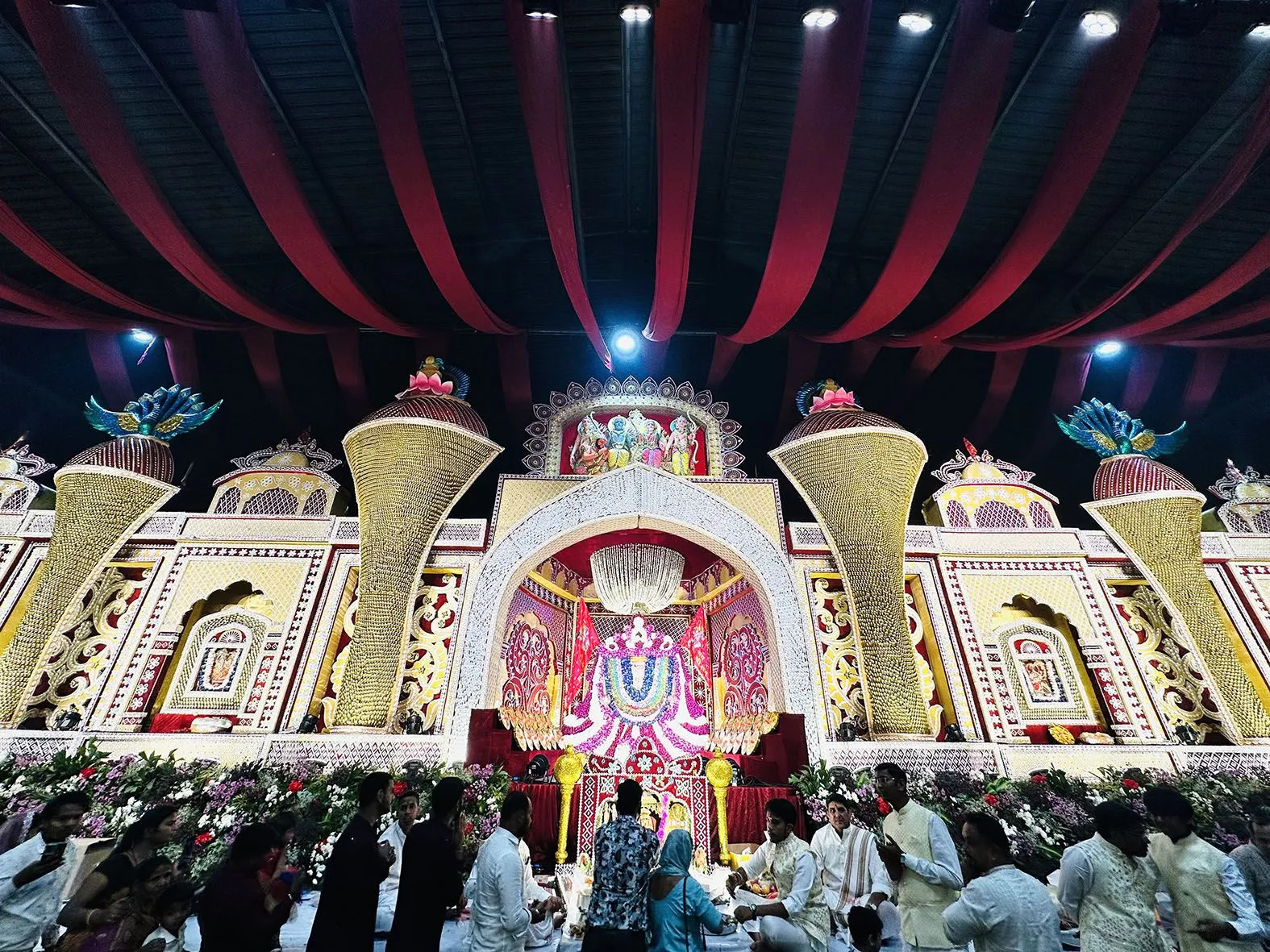 हनुमान जन्मोत्सव पर सजे भव्य दरबार में दर्शन करते भक्त