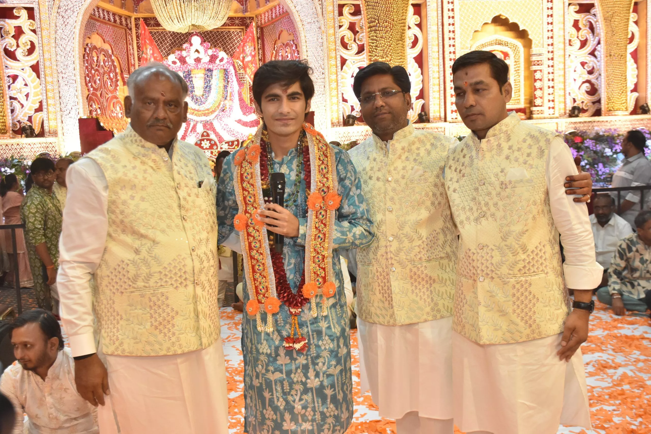 हनुमान जन्मोत्सव के जागरण में भजनों की प्रस्तुति