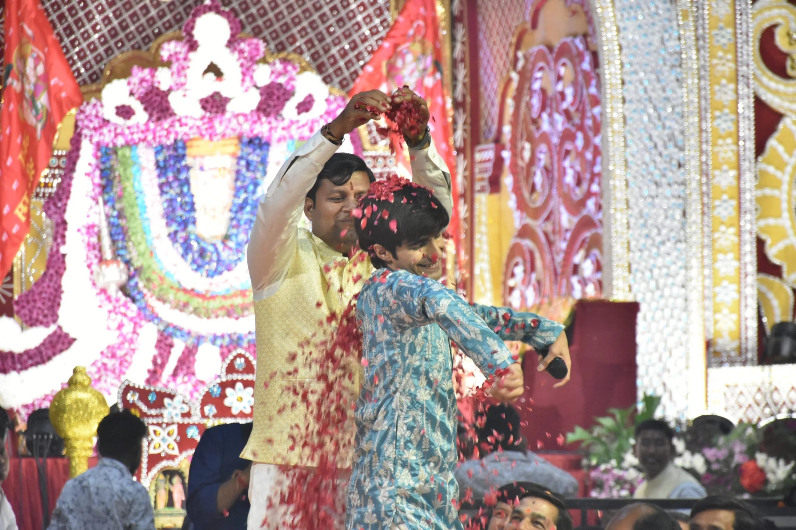 हनुमान जन्मोत्सव के जागरण में भजनों की प्रस्तुति