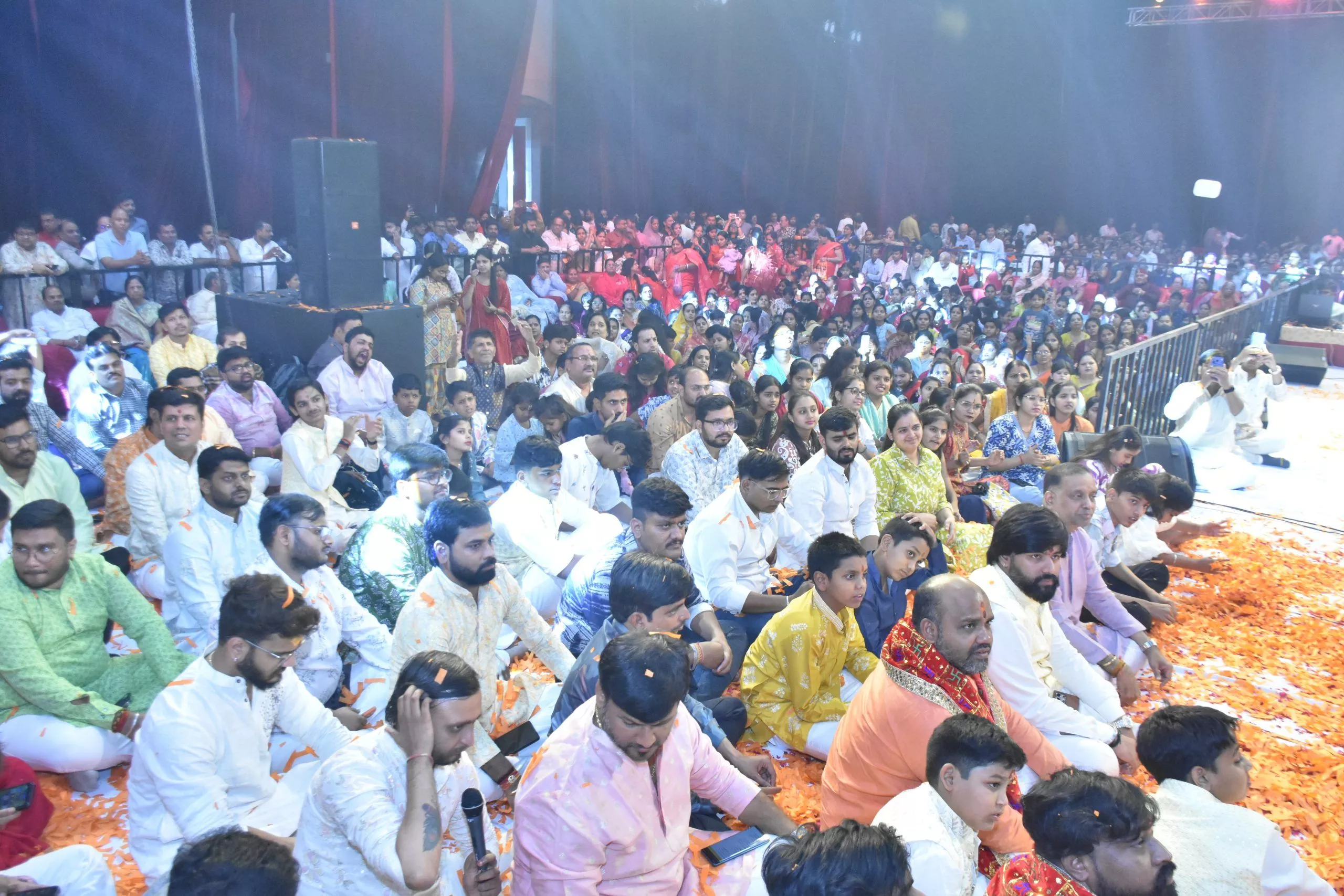 हनुमान जन्मोत्सव के जागरण में भजनों की प्रस्तुति