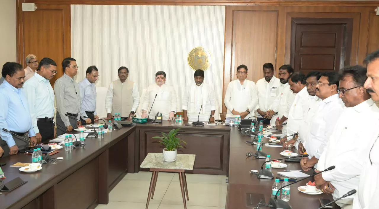 बैठक में हिल्ट नीति पर चर्चा करते मंत्री भट्टी विक्रमार्का