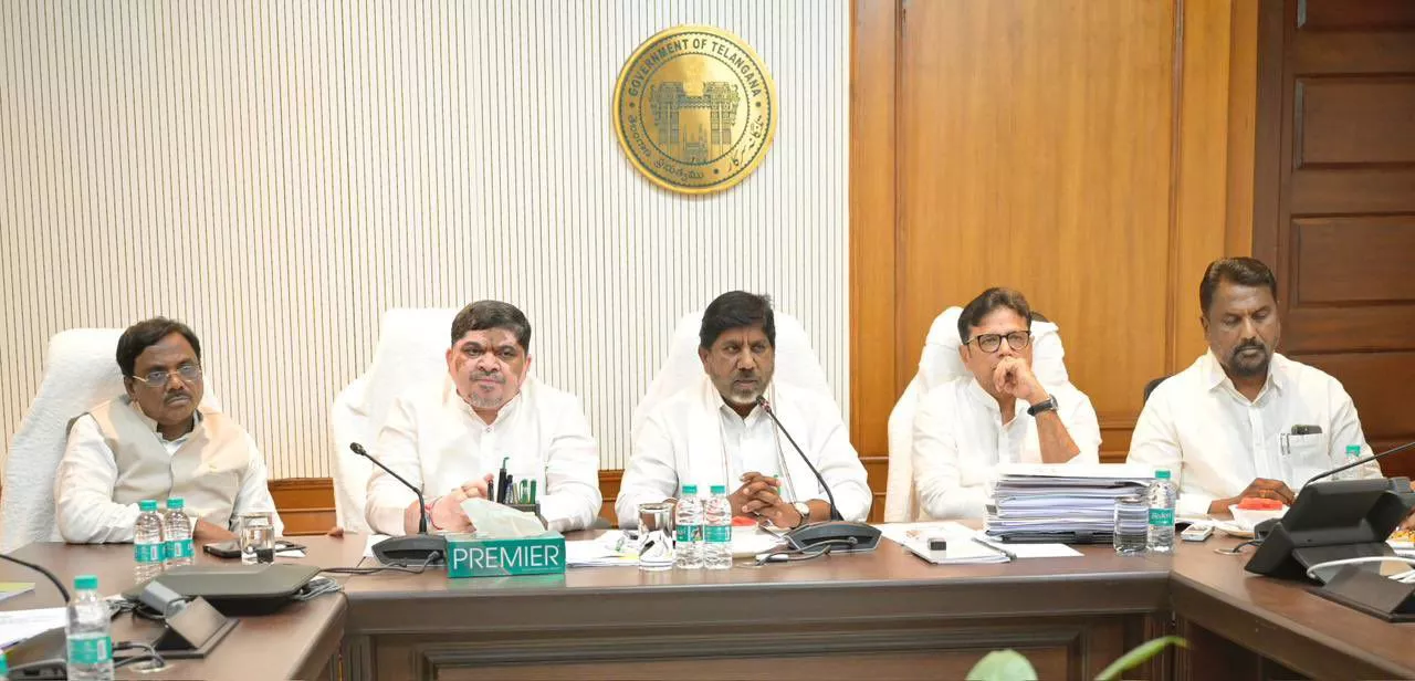 बैठक में हिल्ट नीति पर चर्चा करते मंत्री भट्टी विक्रमार्का