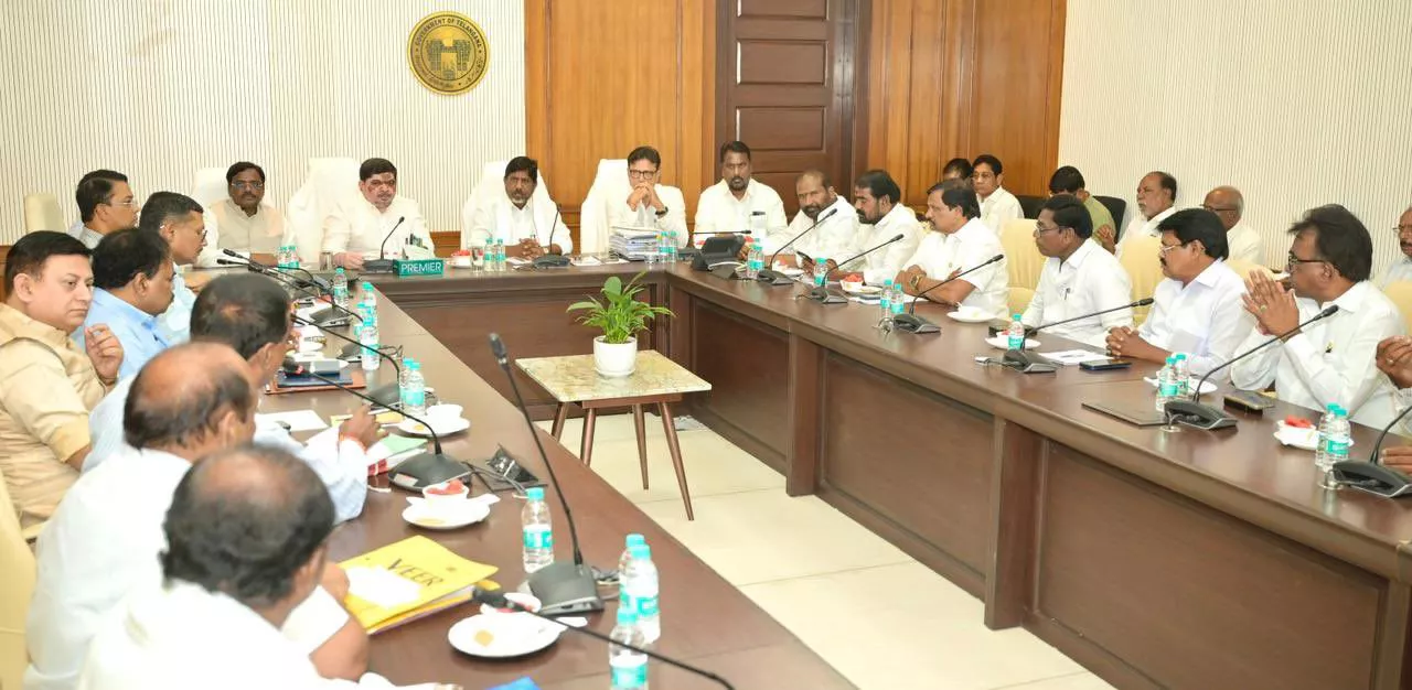 बैठक में हिल्ट नीति पर चर्चा करते मंत्री भट्टी विक्रमार्का