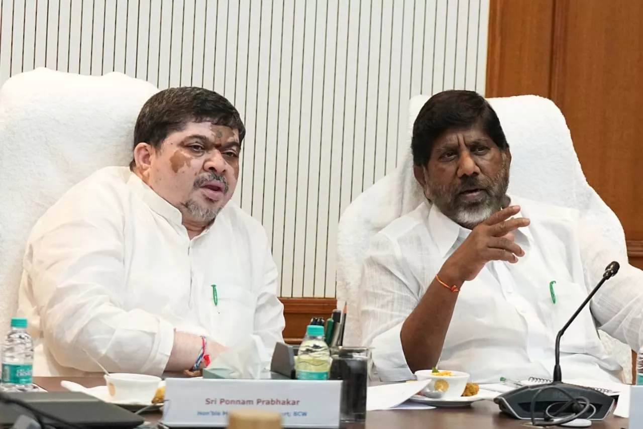 भट्टी विक्रमार्का ग्राम सभा और महिलाओं की योजना की घोषणा करते हुए