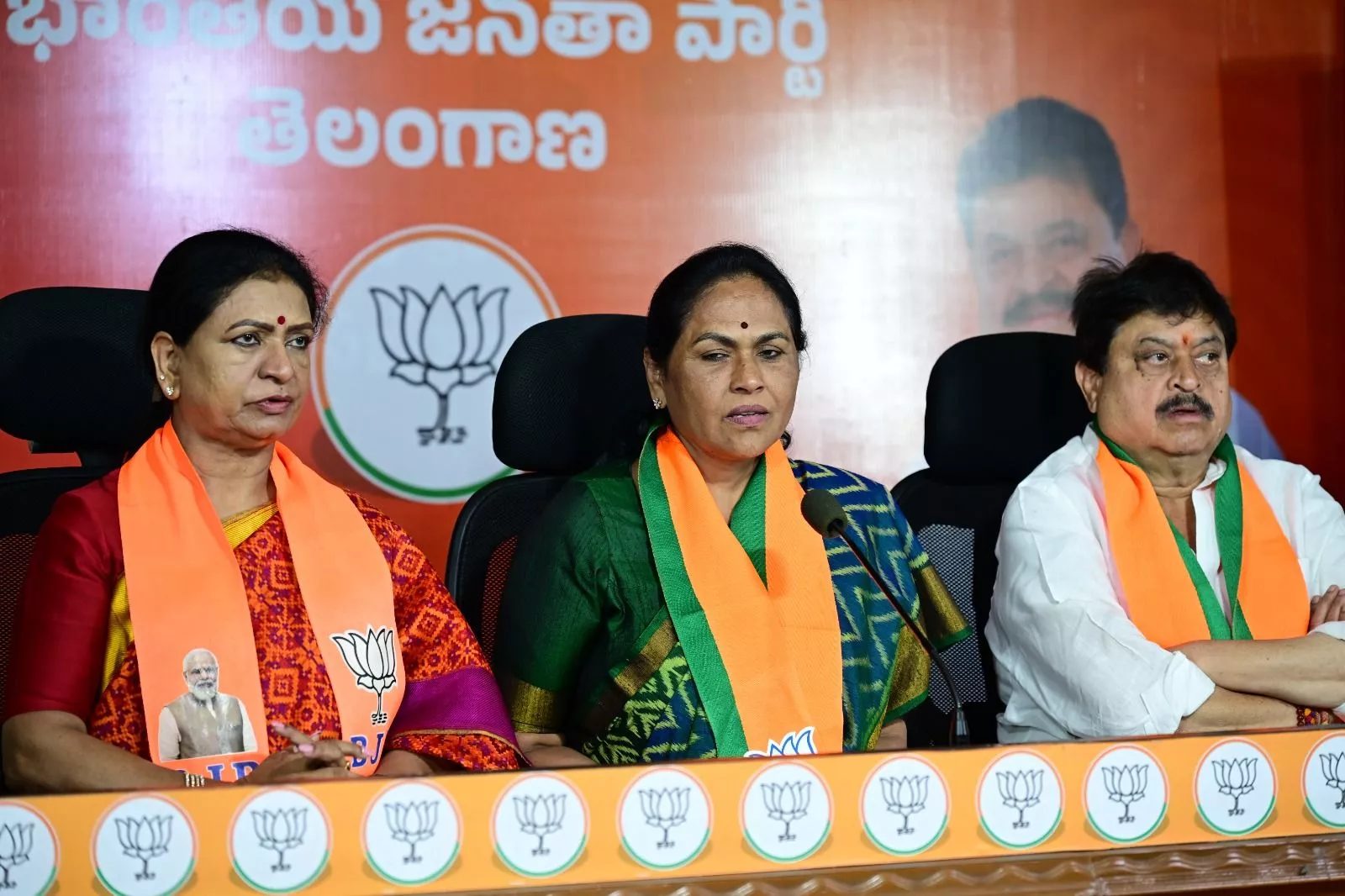 भाजपा मुख्यालय में मीडिया से बात करतीं शोभा करंदलाजे