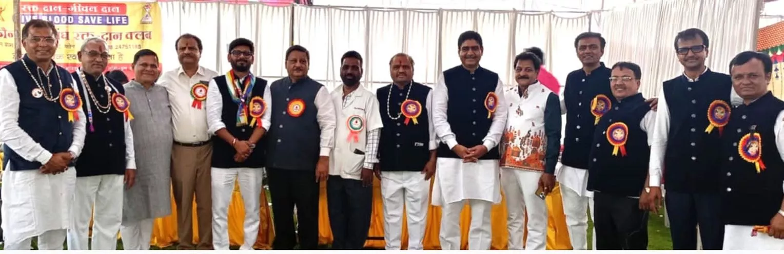 जैन सेवा संघ के रक्तदान शिविर में रक्तदान करते लोग