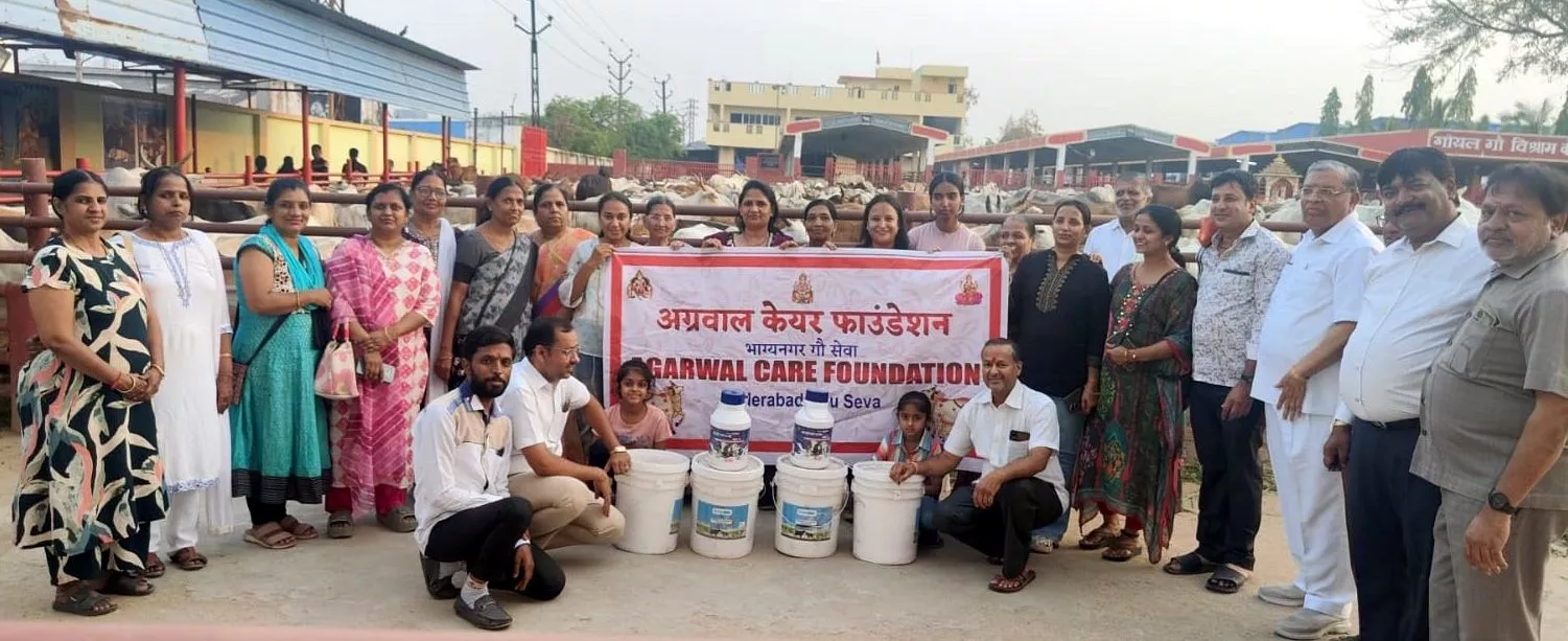 गौशाला में गौ माता के लिए आहार व दवाएं वितरित