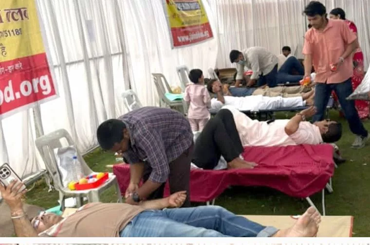 जैन सेवा संघ के रक्तदान शिविर में रक्तदान करते लोग