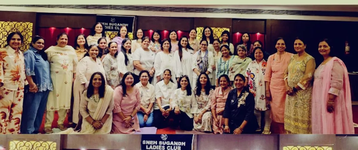 स्नेह सुगंध लेडीज क्लब द्वारा आयोजित साउंड हीलिंग थेरेपी कार्यशाला का दृश्य।