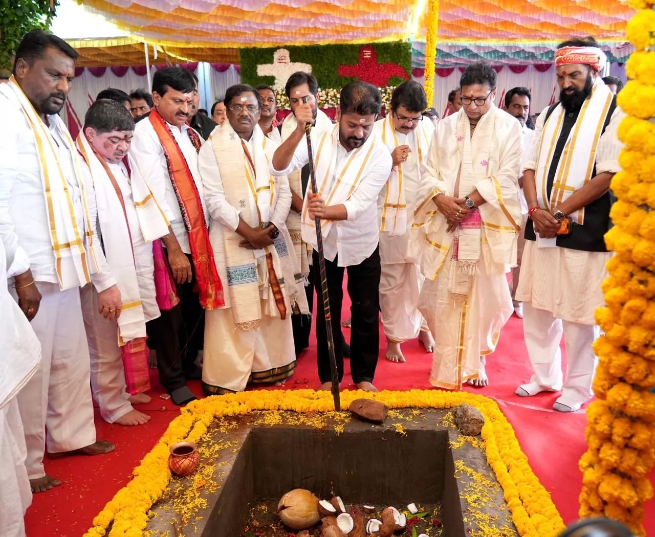 कालेश्वरम बैराज का निरीक्षण करते मुख्यमंत्री