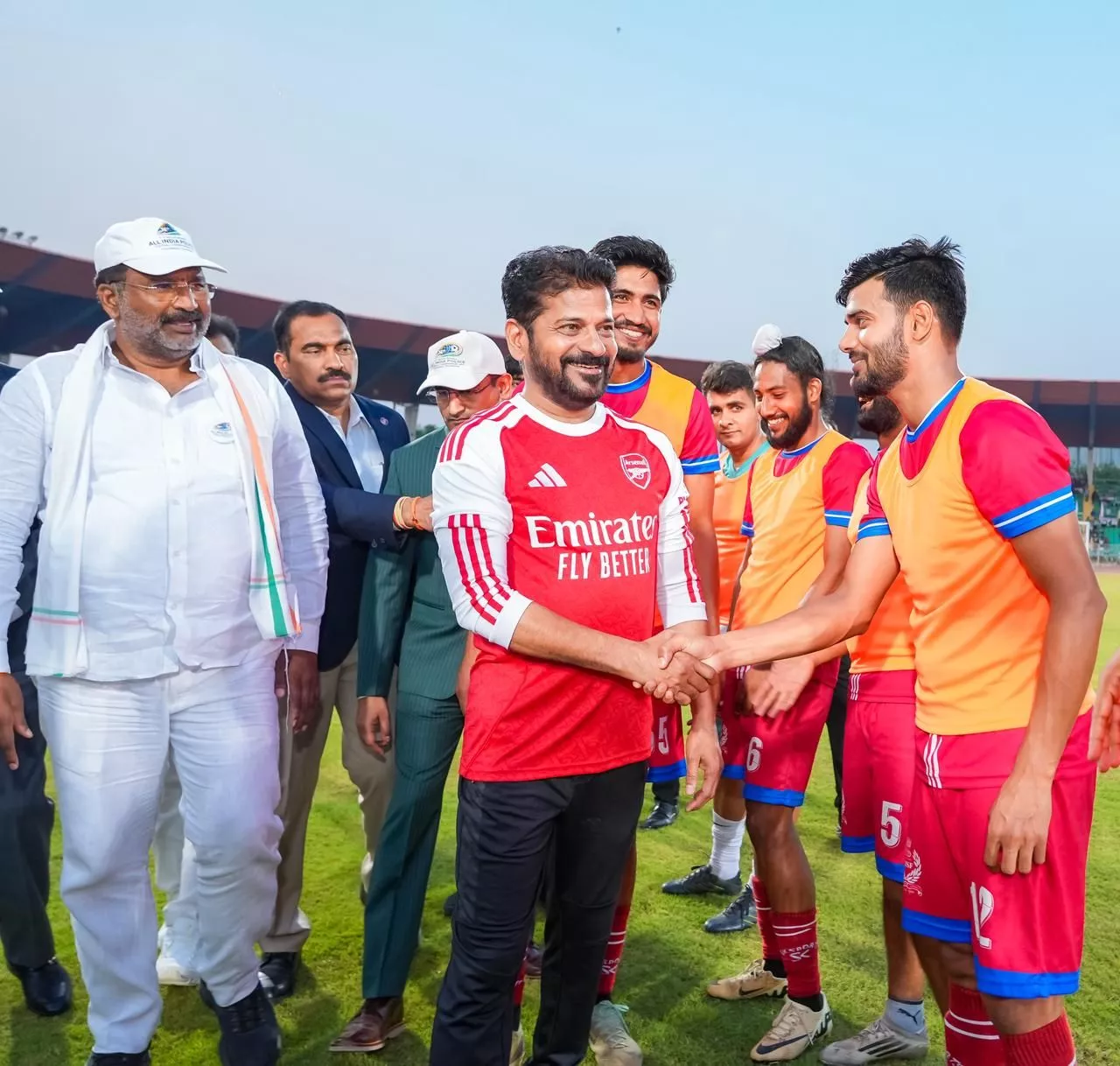 गच्ची बावली स्टेडियम में ट्रॉफी देते मुख्यमंत्री रेवंत रेड्डी