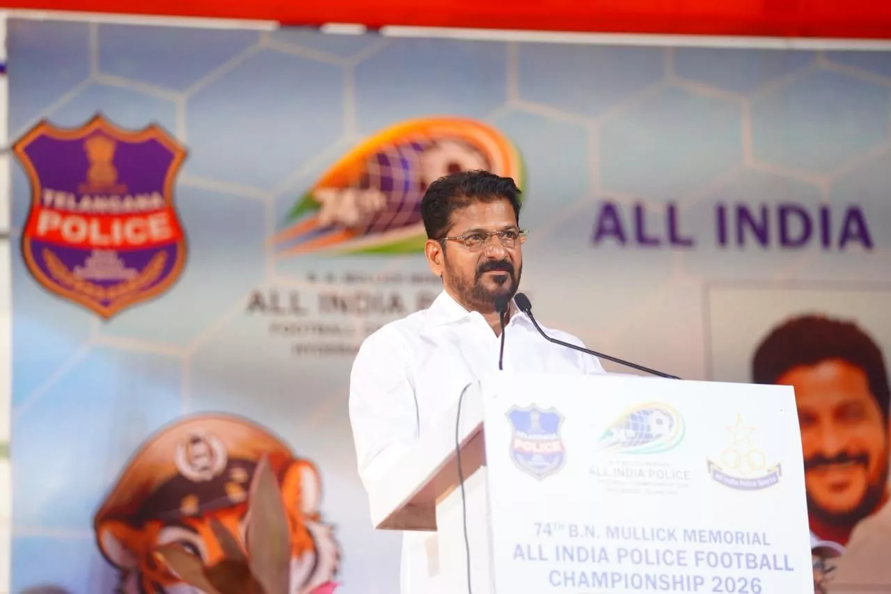 गच्ची बावली स्टेडियम में ट्रॉफी देते मुख्यमंत्री रेवंत रेड्डी