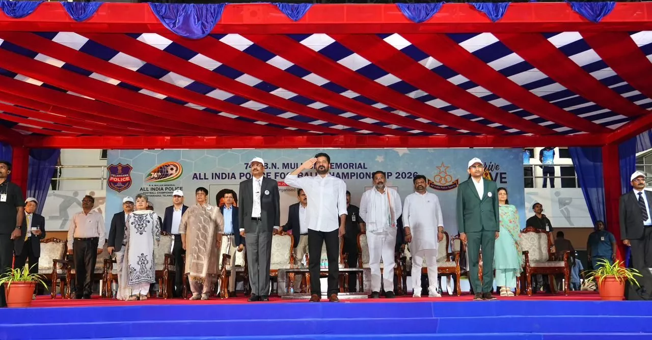 गच्ची बावली स्टेडियम में ट्रॉफी देते मुख्यमंत्री रेवंत रेड्डी