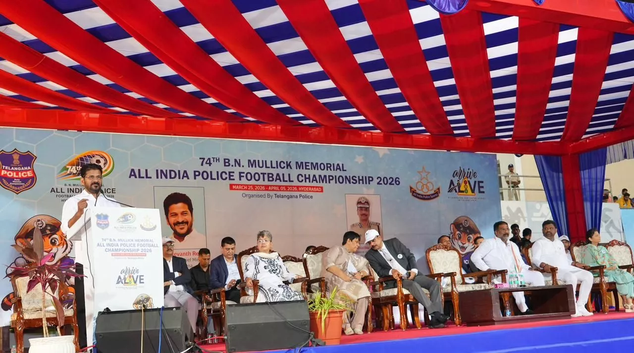 गच्ची बावली स्टेडियम में ट्रॉफी देते मुख्यमंत्री रेवंत रेड्डी